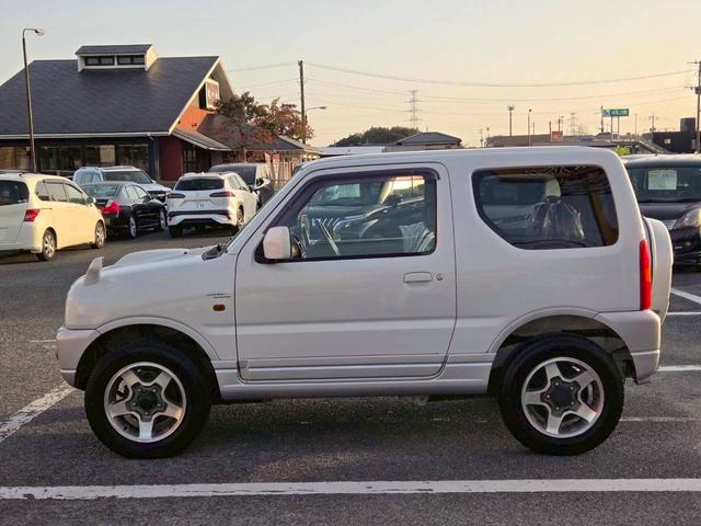 ジムニー ワイルドウインド 後期型 5速ミッション パートタイム4WD タイミングチェーン シートヒーター 革巻きハンドル 背面タイヤ/ハードカバー 電動格納ドアミラー エアコン パワステ パワーウインドウ(4枚目)