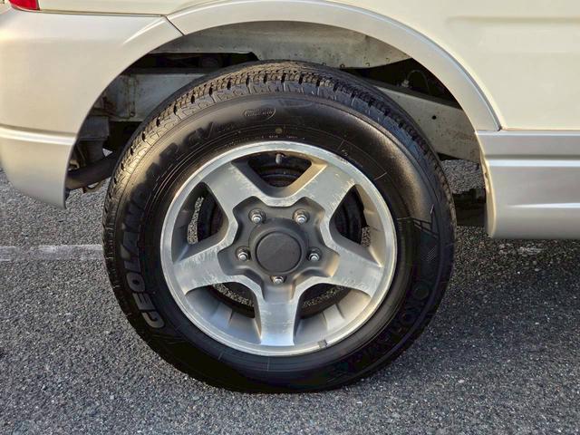 ジムニー ワイルドウインド 後期型 5速ミッション パートタイム4WD タイミングチェーン シートヒーター 革巻きハンドル 背面タイヤ/ハードカバー 電動格納ドアミラー エアコン パワステ パワーウインドウ(34枚目)