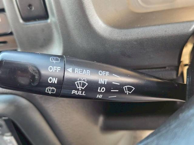 ジムニー ワイルドウインド 後期型 5速ミッション パートタイム4WD タイミングチェーン シートヒーター 革巻きハンドル 背面タイヤ/ハードカバー 電動格納ドアミラー エアコン パワステ パワーウインドウ(35枚目)