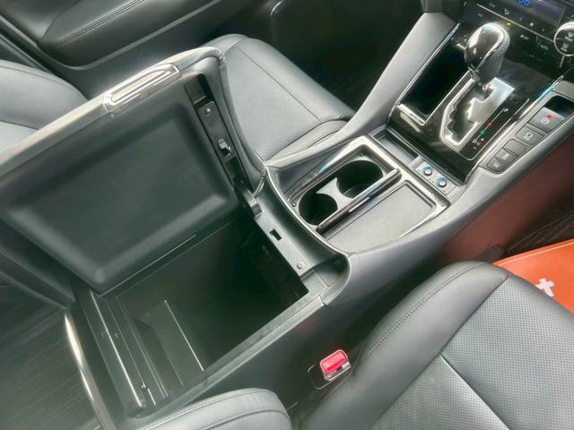 アルファード ２．５Ｓ　Ｃパッケージ　７人乗り　車検２年　エグゼクティブパワーシート　黒革調エアーシート　シートヒーター　ハンドルヒーター　デジタルインナーミラー　純正１２．１型フリップダウンモニター　純正９型ナビ　３眼ＬＥＤオートライト（16枚目）