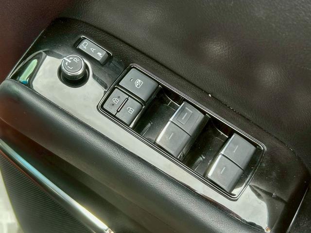 アルファード ２．５Ｓ　Ｃパッケージ　７人乗り　車検２年　エグゼクティブパワーシート　黒革調エアーシート　シートヒーター　ハンドルヒーター　デジタルインナーミラー　純正１２．１型フリップダウンモニター　純正９型ナビ　３眼ＬＥＤオートライト（18枚目）