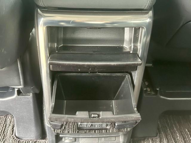 アルファード ２．５Ｓ　Ｃパッケージ　７人乗り　車検２年　エグゼクティブパワーシート　黒革調エアーシート　シートヒーター　ハンドルヒーター　デジタルインナーミラー　純正１２．１型フリップダウンモニター　純正９型ナビ　３眼ＬＥＤオートライト（24枚目）