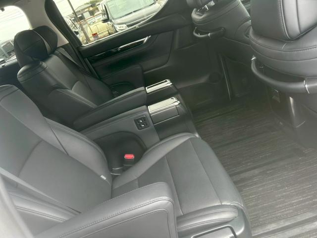 アルファード ２．５Ｓ　Ｃパッケージ　７人乗り　車検２年　エグゼクティブパワーシート　黒革調エアーシート　シートヒーター　ハンドルヒーター　デジタルインナーミラー　純正１２．１型フリップダウンモニター　純正９型ナビ　３眼ＬＥＤオートライト（30枚目）