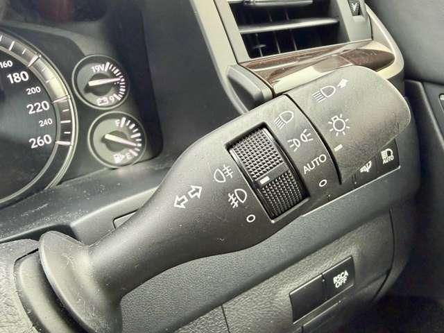 ＬＸ５７０　４ＷＤ　禁煙車　モデリスタエアロ　サンルーフ　本革エアーパワーシート　純正２１インチアルミ　３眼ＬＥＤオートハイビーム　純正１２．３型ナビ　全方位モニター　後席用フリップダウンモニターパワーバックドア（画像13）