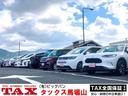 在庫車に囲まれて店舗がございます♪　店舗横にはリフト３台完備☆　オイル交換やタイヤ交換、なんでもお任せください！！　もちろん、中古車・新車・注文販売も行っております！ご来店お待ちしております（＾＾）／