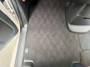 車内を清潔に保てる専用フロアマット付き!足元のお手入れが格段にラクになりますよ(^-^)