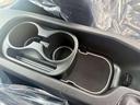 飲み物や小物をスマートに収められるスペースを確保。スポーツカーでも実用性は十分♪