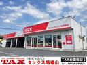 在庫車に囲まれて店舗がございます♪ 店舗横にはリフト3台完備☆ オイル交換やタイヤ交換、なんでもお任せください!! もちろん、中古車・新車・注文販売も行っております!ご来店お待ちしております(^^)/