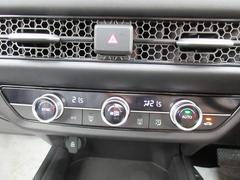 エアコン・ＳＹＮＣスイッチ☆　普段は運転席と助手席で独立しているエアコンの温度調整が、スイッチをＯＮにすることで連動させることが可能☆　温度設定が同じになります♪ 7