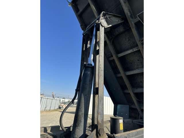 ギガ ベースグレード　１０ｔダンプ　７速ミッション　ＥＴＣ　エアコン　パワステ　パワーウインドウ　キーレス（9枚目）