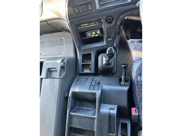 ギガ ベースグレード　１０ｔダンプ　７速ミッション　ＥＴＣ　エアコン　パワステ　パワーウインドウ　キーレス（11枚目）