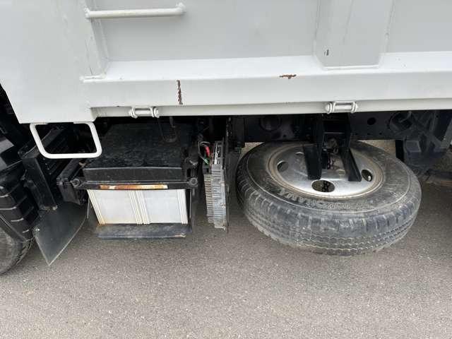 キャンター ダンプ　全低床　ディーゼルターボ　３ｔダンプ　５速ミッション　エアコン　パワステ　パワーウインドウ　キーレス（7枚目）