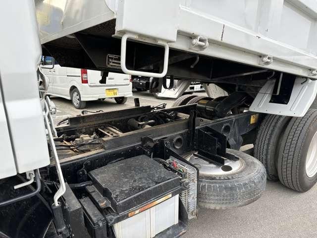 キャンター ダンプ　全低床　ディーゼルターボ　３ｔダンプ　５速ミッション　エアコン　パワステ　パワーウインドウ　キーレス（9枚目）