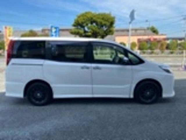 ノア Ｓｉ　横滑り防止機能　三列シート　ＡＡＣ　社外ＡＷ　ウォークスルー　パワーステアリング　キーフリー　デュアルエアバッグ　衝突安全ボディ　エアバッグ　両側スライド片側電動ドア　アイストップ　ＥＴＣ（4枚目）