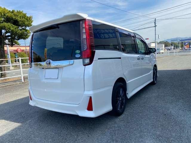 ノア Ｓｉ　横滑り防止機能　三列シート　ＡＡＣ　社外ＡＷ　ウォークスルー　パワーステアリング　キーフリー　デュアルエアバッグ　衝突安全ボディ　エアバッグ　両側スライド片側電動ドア　アイストップ　ＥＴＣ（5枚目）