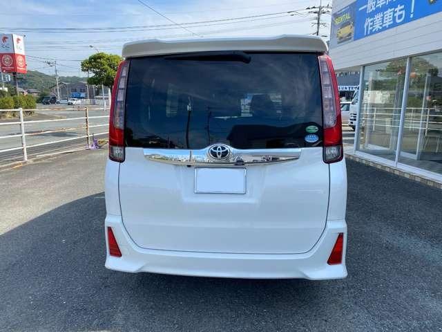 ノア Ｓｉ　横滑り防止機能　三列シート　ＡＡＣ　社外ＡＷ　ウォークスルー　パワーステアリング　キーフリー　デュアルエアバッグ　衝突安全ボディ　エアバッグ　両側スライド片側電動ドア　アイストップ　ＥＴＣ（6枚目）