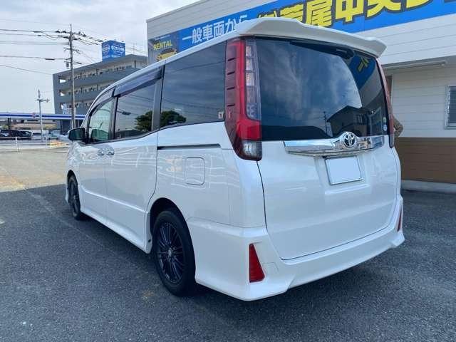 ノア Ｓｉ　横滑り防止機能　三列シート　ＡＡＣ　社外ＡＷ　ウォークスルー　パワーステアリング　キーフリー　デュアルエアバッグ　衝突安全ボディ　エアバッグ　両側スライド片側電動ドア　アイストップ　ＥＴＣ（7枚目）