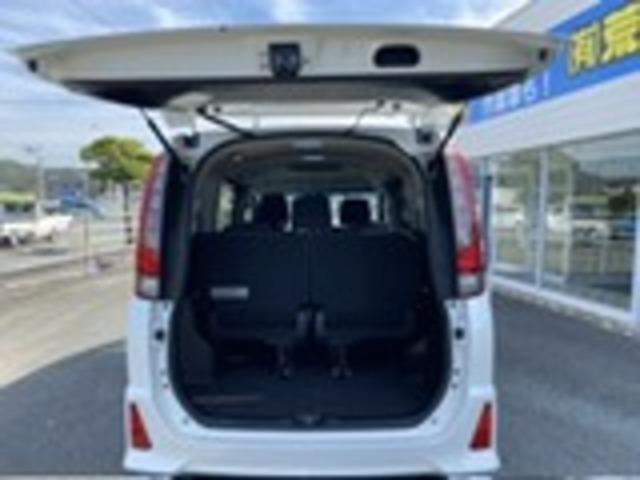 ノア Ｓｉ　横滑り防止機能　三列シート　ＡＡＣ　社外ＡＷ　ウォークスルー　パワーステアリング　キーフリー　デュアルエアバッグ　衝突安全ボディ　エアバッグ　両側スライド片側電動ドア　アイストップ　ＥＴＣ（9枚目）