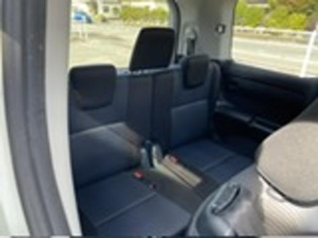 ノア Ｓｉ　横滑り防止機能　三列シート　ＡＡＣ　社外ＡＷ　ウォークスルー　パワーステアリング　キーフリー　デュアルエアバッグ　衝突安全ボディ　エアバッグ　両側スライド片側電動ドア　アイストップ　ＥＴＣ（12枚目）