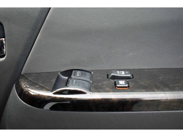 ハイエースバン スーパーＧＬ　ダークプライムＩＩ　５型・ワンオーナー禁煙車・純正ＬＥＤヘッドライト・スマートキー・ナビ・ＴＶ・純正バックモニター内蔵防眩インナーミラー・フルエアロ・ＡＣ１００Ｖ付き（17枚目）