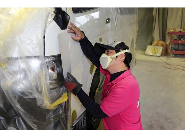 �O���̖������������܂�����ׂ��Ȃ��菝�≚�ݓ��ɂ��h�����K�v�ȉӏ������肵�čH��œO��I�Ɏd���Ƃ����{���܂��B�ʐ^�͓h�����邽�߂̐F���킹���s���Ă�l�q�ł��B