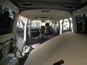 点検して不具合が無ければ、車内のパーツを外せるだけ外します。