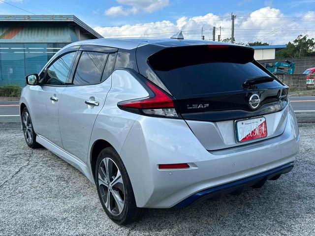 リーフ Ｘ　シートヒーター　ステアリングヒーター　プロパイロット　デジタルミラー　バックカメラ　ＥＴＣ　禁煙車　純正ナビＴＶ（4枚目）