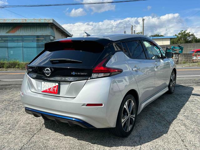 リーフ Ｘ　シートヒーター　ステアリングヒーター　プロパイロット　デジタルミラー　バックカメラ　ＥＴＣ　禁煙車　純正ナビＴＶ（5枚目）