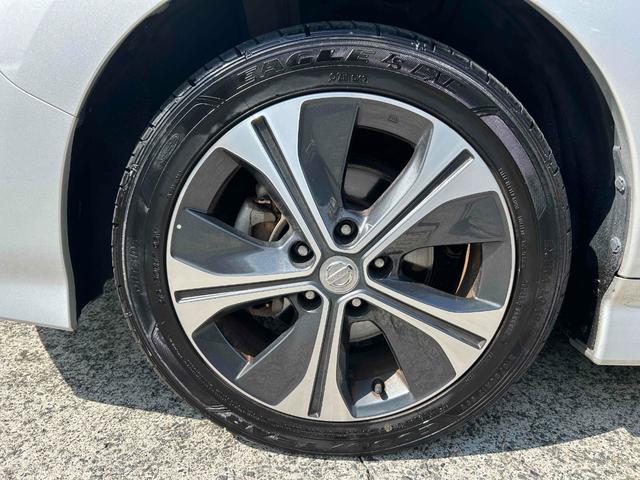 リーフ Ｘ　シートヒーター　ステアリングヒーター　プロパイロット　デジタルミラー　バックカメラ　ＥＴＣ　禁煙車　純正ナビＴＶ（11枚目）