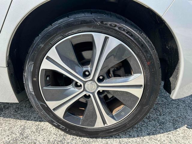 リーフ Ｘ　シートヒーター　ステアリングヒーター　プロパイロット　デジタルミラー　バックカメラ　ＥＴＣ　禁煙車　純正ナビＴＶ（13枚目）