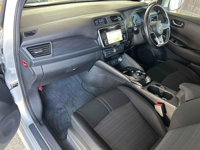 リーフ Ｘ　シートヒーター　ステアリングヒーター　プロパイロット　デジタルミラー　バックカメラ　ＥＴＣ　禁煙車　純正ナビＴＶ（18枚目）