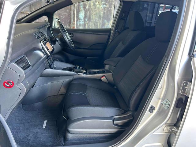 リーフ Ｘ　シートヒーター　ステアリングヒーター　プロパイロット　デジタルミラー　バックカメラ　ＥＴＣ　禁煙車　純正ナビＴＶ（19枚目）