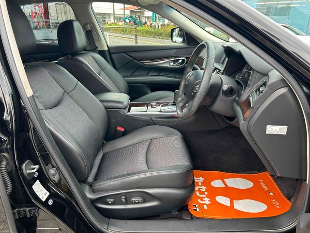 内装はブラック基調で落ち着きのある雰囲気になります！広々な空間でゆったりドライブ出来ます！