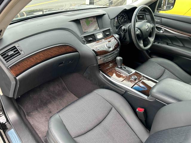 助手席も綺麗なコンディションを保たれています！助手席も広々で、とても快適な空間となっています！