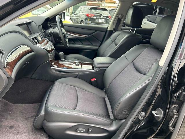 前席電動シート、助手席電動オットマン装備しています！