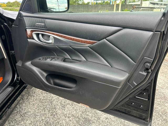 運転席側ドア内張りになります！