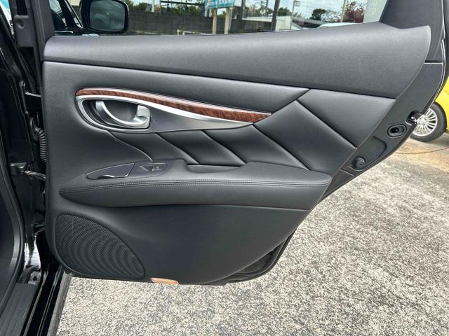 運転席側後方ドア内張りになります！