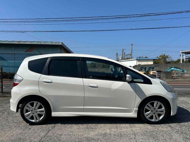 フィット ＲＳ　５速マニュアル　禁煙車　修復歴無（13枚目）