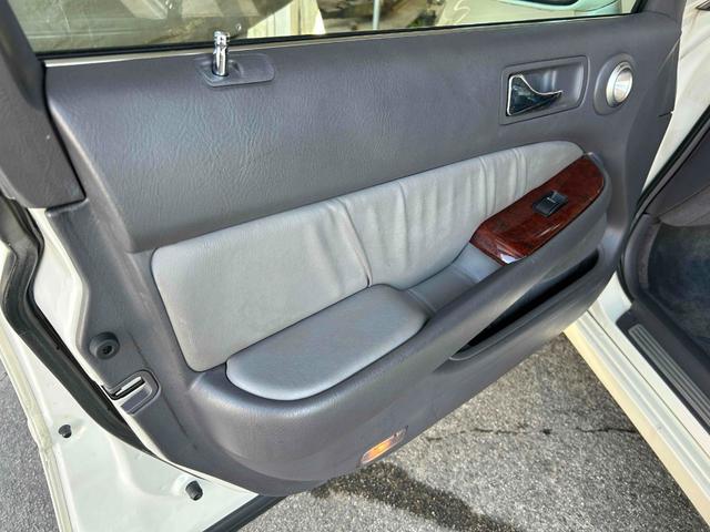 レジェンド エクスクルーシブ　ワンオーナー　レザーシート　シートヒーター　ＥＴＣ　パワーシート　クルーズコントロール　純正ＨＩＤライト　キーレス　スペアーキー（28枚目）