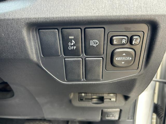 プリウス Ｇツーリングセレクション　ハーフレザーシート　　ＨＩＤヘッドライト　　パワーシート（運転席）　　スマートキー　純正アルミホイール　ＥＴＣ　　６ヶ月保証（23枚目）