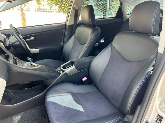 プリウス Ｇツーリングセレクション　ハーフレザーシート　　ＨＩＤヘッドライト　　パワーシート（運転席）　　スマートキー　純正アルミホイール　ＥＴＣ　　６ヶ月保証（27枚目）