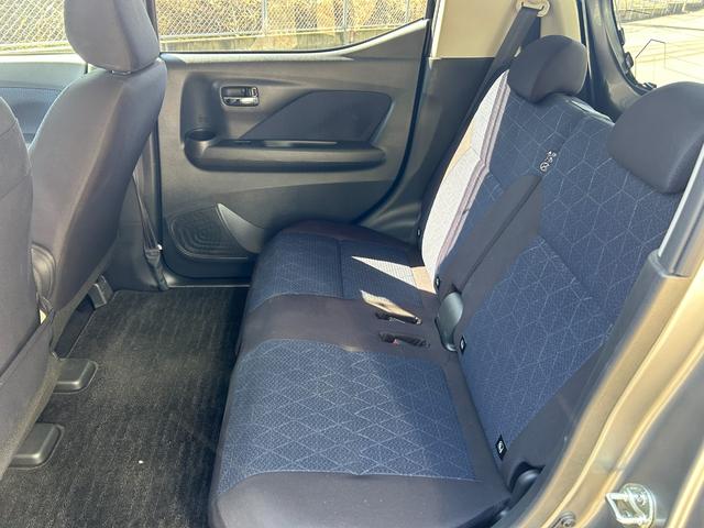 後部シートです！画像の通りキレイな方だと思います。当店ではシートクリーニングもしっかりと行いますのでご安心下さい。後ろ座席も広々快適です！