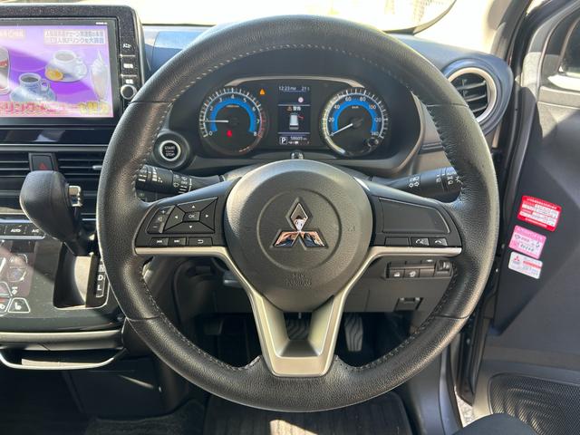 ステアリングはスレなども無くキレイなほうだと思いますのでご安心下さい。もちろんエアバック付です。安全装備です。ステアリングスイッチも付いて手元で操作が可能ですので安心です！