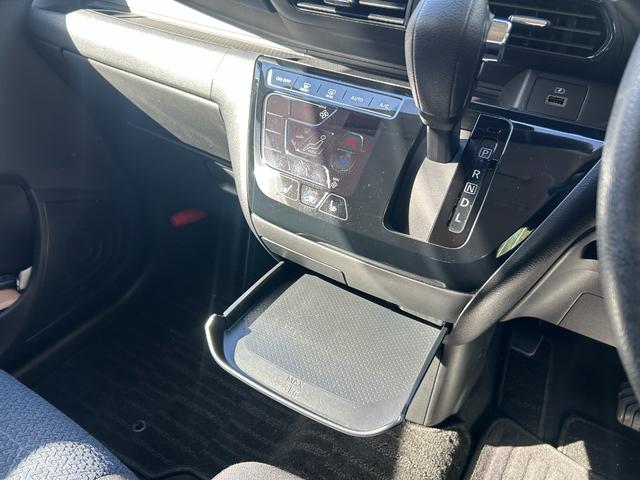 引き出しますと物置があり、便利です。