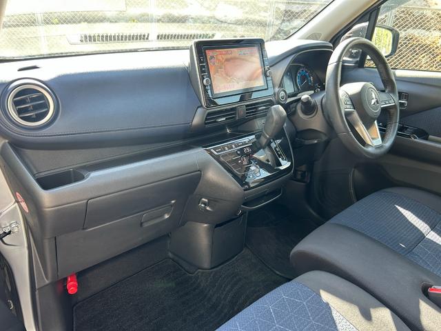 当店では全力で室内クリーニングを行い、気持ちよく乗っていただける様に致します。もちろん、嫌な臭いなども無く雰囲気良好です。