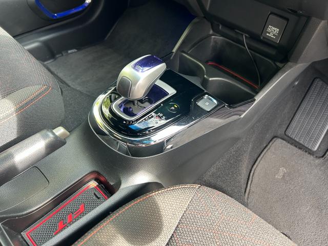 フィットハイブリッド Ｓパッケージ　スマートキー　　あんしんパッケージ　　無限グリル　　アルミ　　バックカメラ　　ＬＥＤヘッドライト　　リアスポイラー　　１年保証（33枚目）