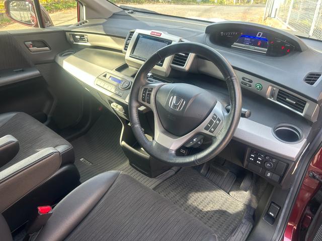 フリードハイブリッド ハイブリッド　プレミアムエディション　６人乗り　両側パワースライドドア　　ＥＴＣ　　スマートキー　　ＨＩＤライト　　ナビ・ＴＶ（ワンセグ）　　バックカメラ　　１年保証（3枚目）