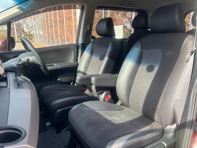 フリードハイブリッド ハイブリッド　プレミアムエディション　６人乗り　両側パワースライドドア　　ＥＴＣ　　スマートキー　　ＨＩＤライト　　ナビ・ＴＶ（ワンセグ）　　バックカメラ　　１年保証（17枚目）