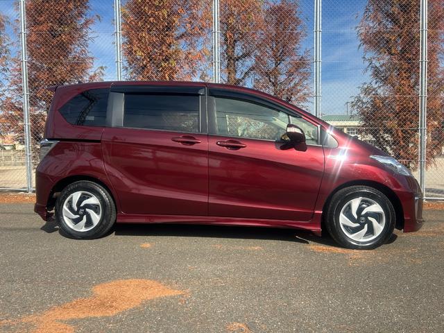 フリードハイブリッド ハイブリッド　プレミアムエディション　６人乗り　両側パワースライドドア　　ＥＴＣ　　スマートキー　　ＨＩＤライト　　ナビ・ＴＶ（ワンセグ）　　バックカメラ　　１年保証（18枚目）