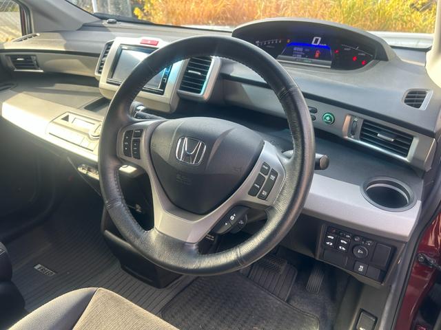 フリードハイブリッド ハイブリッド　プレミアムエディション　６人乗り　両側パワースライドドア　　ＥＴＣ　　スマートキー　　ＨＩＤライト　　ナビ・ＴＶ（ワンセグ）　　バックカメラ　　１年保証（43枚目）